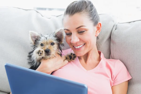 Ładna kobieta za pomocą tabletu z jej yorkshire terrier — Zdjęcie stockowe