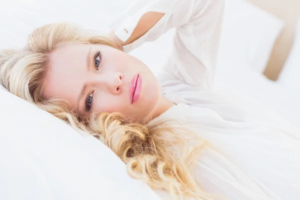 Gyönyörű nő ágyon — Stock Fotó