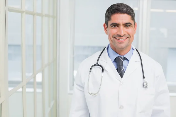 Portrait of a smiling male doctor in hospital — Stock Photo, Image