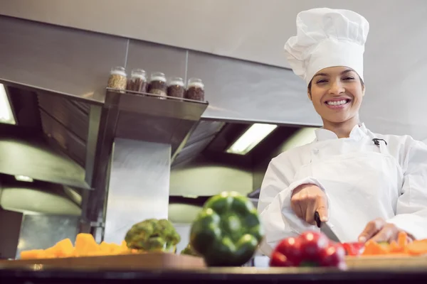 Chef coupant des légumes dans la cuisine — Photo