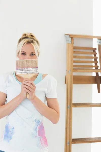 Woman holding paint brush — Stock Photo, Image