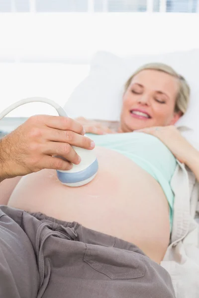 Mulher grávida fazendo uma ultra-sonografia — Fotografia de Stock