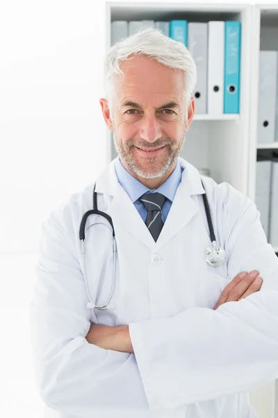 Sorrindo confiante médico masculino no consultório médico — Fotografia de Stock