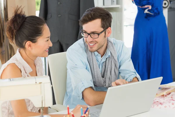 Modeschöpfer mit Laptop im Studio — Stockfoto