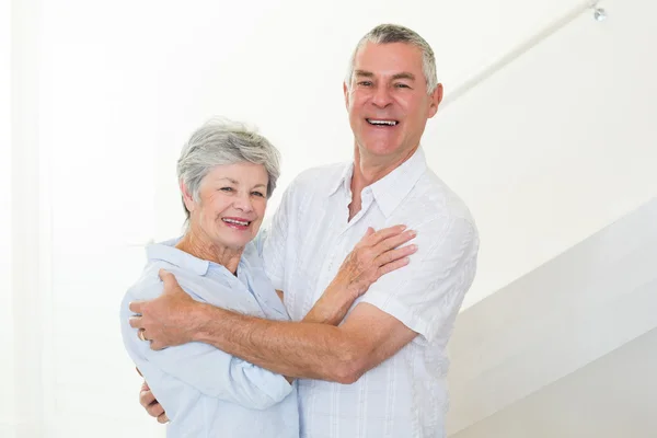 Счастливая старшая пара танцует вместе — стоковое фото
