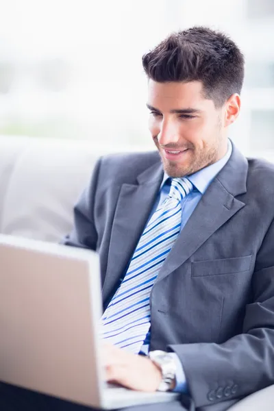 Zakenman met behulp van zijn laptop — Stockfoto