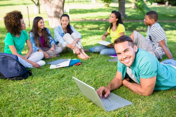 Estudantes universitários estudando no campus — Fotografia de Stock