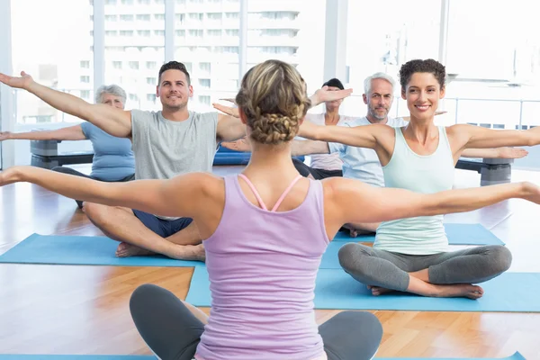 Trainer met sportieve mensen handen uitrekken — Stockfoto