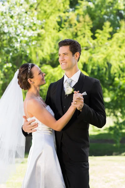 Frischvermähltes Paar tanzt am Hochzeitstag — Stockfoto