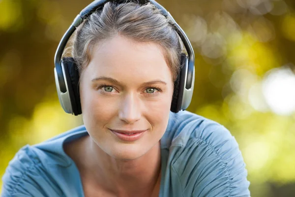 Close-up of beautiful woman enjoying music in park — Stock Photo, Image