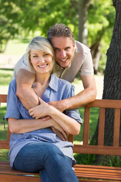 Liefdevolle man omhelst vrouw in park — Stockfoto