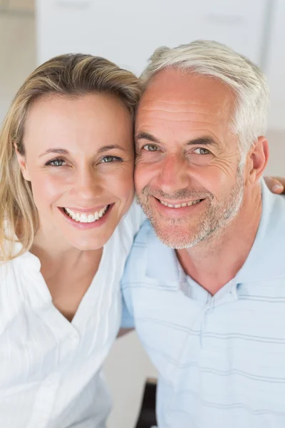 Casal feliz sorrindo para a câmera — Fotografia de Stock