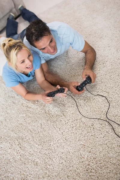 Couple playing video games — Stock Photo, Image