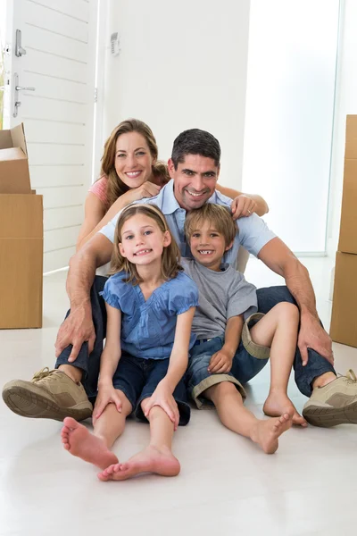 Famiglia seduta al piano in nuova casa — Foto Stock