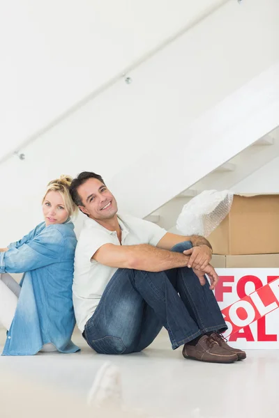 Casal com caixas em uma nova casa — Fotografia de Stock