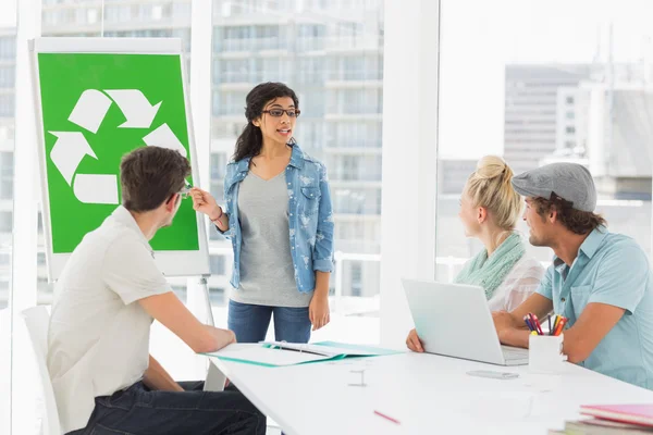 Equipe casual tendo reunião sobre política ecológica — Fotografia de Stock