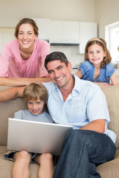 Famiglia utilizzando computer portatile insieme — Foto Stock