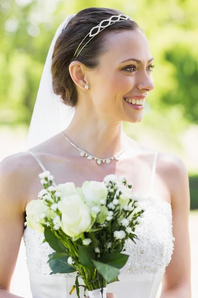 Mariée avec bouquet de fleurs — Photo