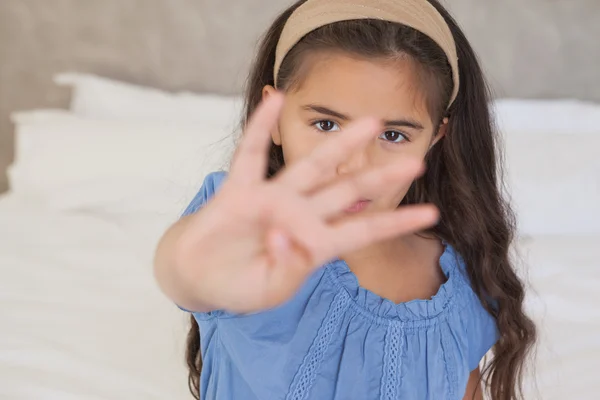 Jong meisje gebaren — Stockfoto