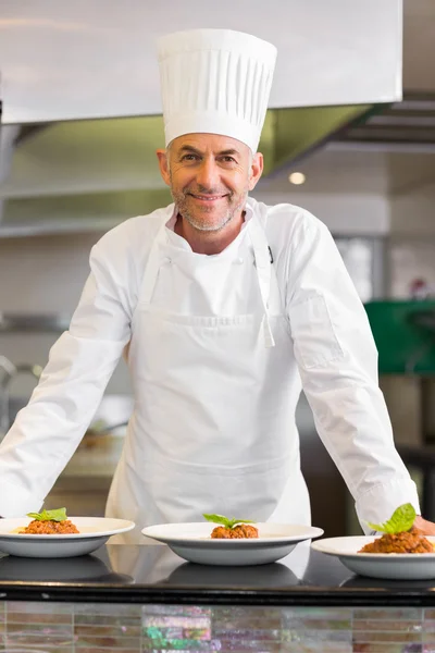 Chefe masculino confiante com alimentos cozinhados na cozinha — Fotografia de Stock