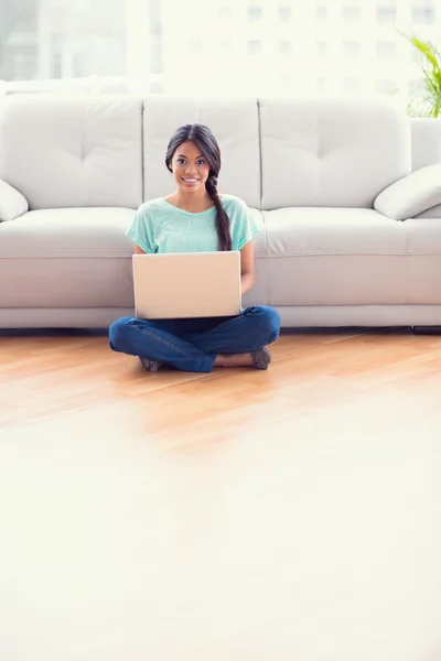 Dívka sedící na podlaze pomocí přenosného počítače — Stock fotografie