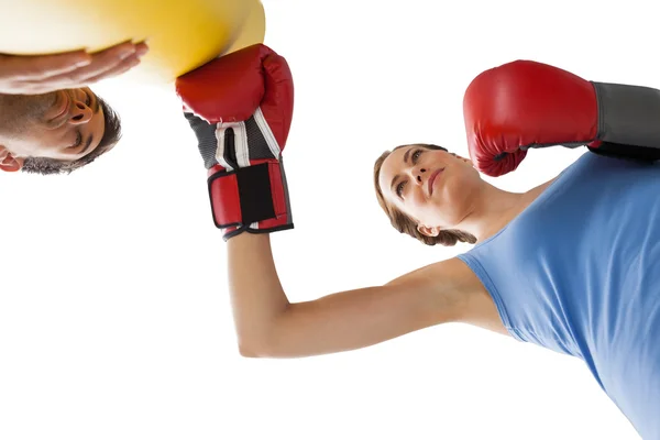 Решительная женщина-боксер сосредоточилась на тренировках — стоковое фото
