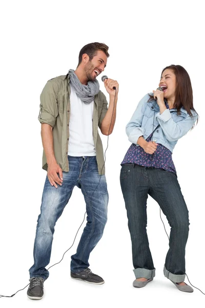 Paar singt in Mikrofone — Stockfoto