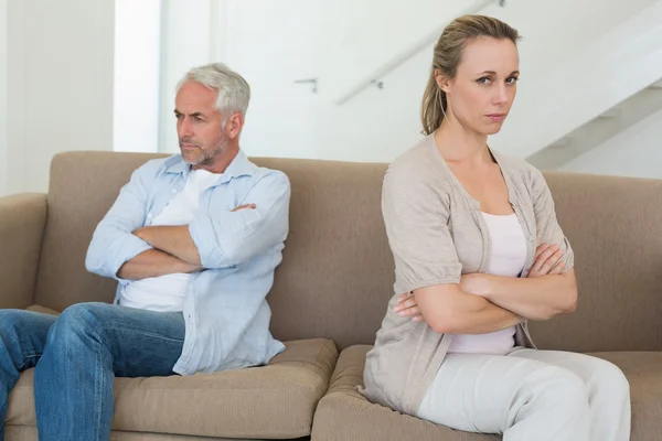 Couple en colère assis sur le canapé ne se parlant pas — Photo