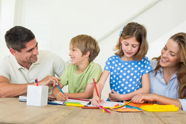 Coloriage familial à la maison — Photo