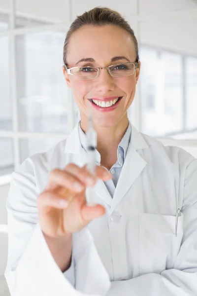 Médecin femme tenant une injection à l'hôpital — Photo