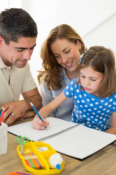 Padres ayudando a su hija en colorear — Foto de Stock