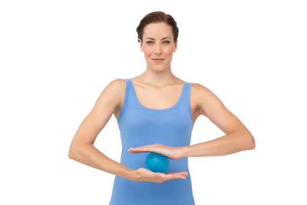 Młoda kobieta trzymając piłkę stres — Zdjęcie stockowe