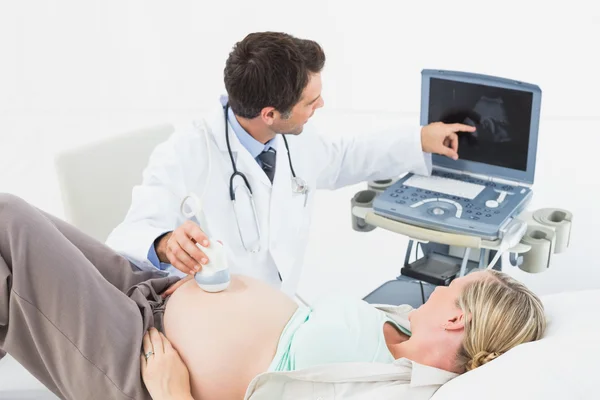 Doctor doing an ultrasound scan on pregnant woman — Stock Photo, Image