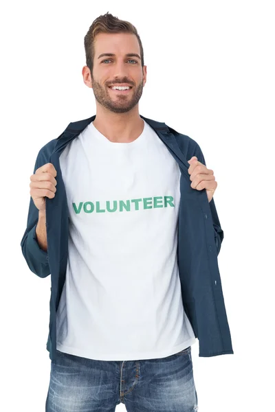 Sonriente joven voluntario masculino — Foto de Stock