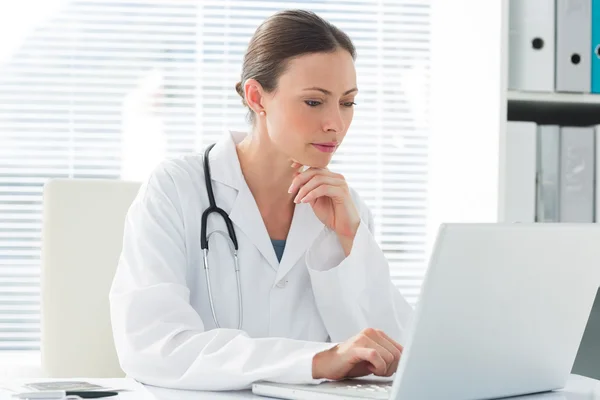 Doctor using laptop — Stock Photo, Image