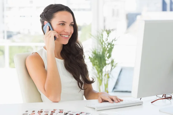 Beautiful photographer talking on phone — Stock Photo, Image