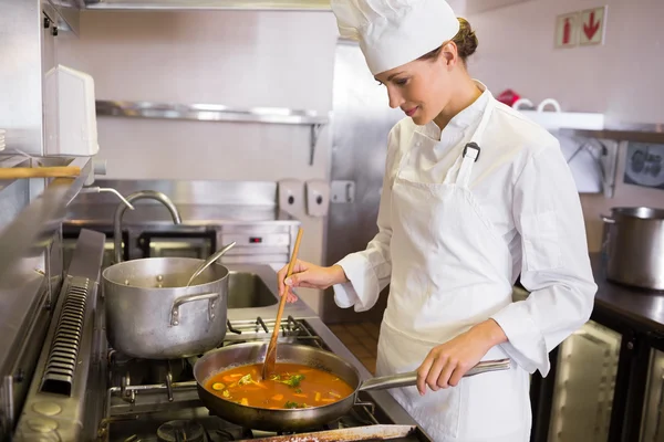 Koch bereitet Essen in der Küche zu — Stockfoto