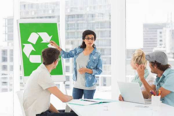 Equipe casual tendo reunião sobre política ecológica — Fotografia de Stock