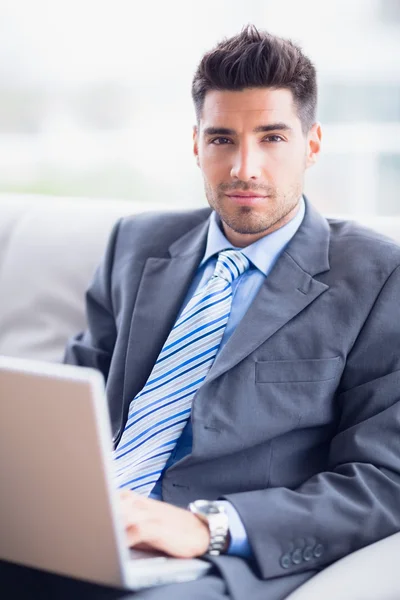 Zakenman op Bank met behulp van zijn laptop — Stockfoto