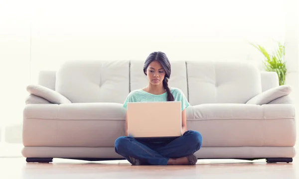 Menina sentada no chão usando seu laptop — Fotografia de Stock