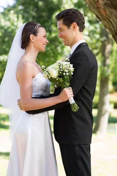 Casamento recém-casado no jardim — Fotografia de Stock