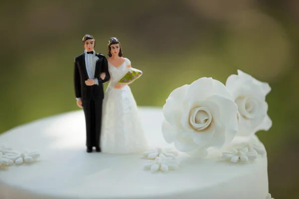 Close-up of figurine couple on wedding cake — Stock Photo, Image