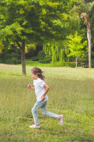 Menina correndo no parque — Fotografia de Stock