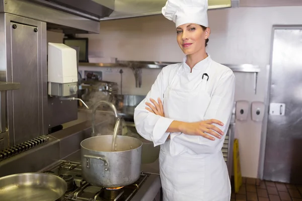 Cuisiner avec les bras croisés — Photo