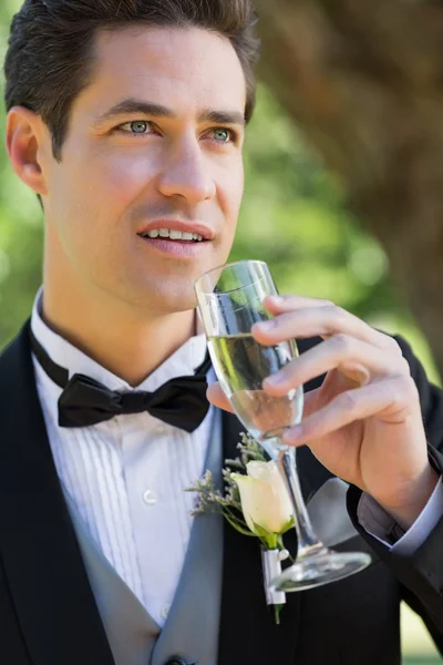 Tankeväckande brudgummen dricker champagne — Stockfoto
