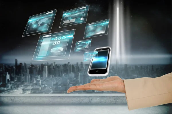 Hand presentera smartphone och gränssnitt — Stockfoto