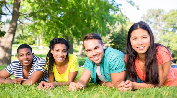 Vrienden liggen op college campus — Stockfoto