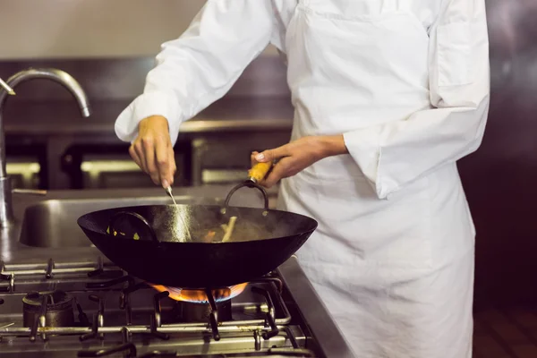 Chef preparando alimentos — Fotografia de Stock