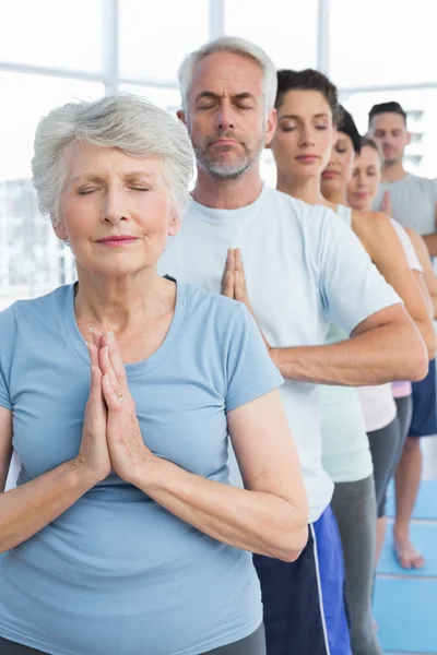 Sportliche Menschen mit geschlossenen Augen und geschlossenen Händen — Stockfoto