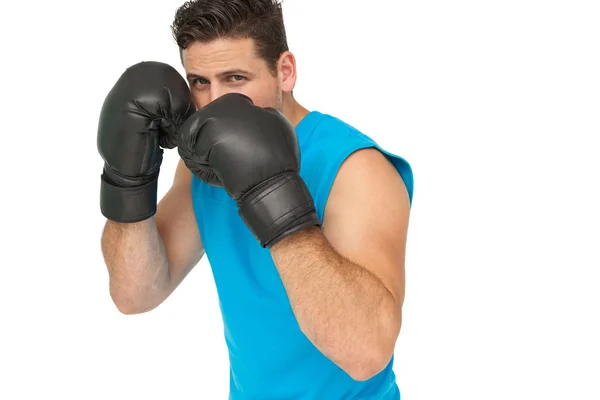 Vastbesloten mannelijke bokser gericht op zijn opleiding — Stockfoto